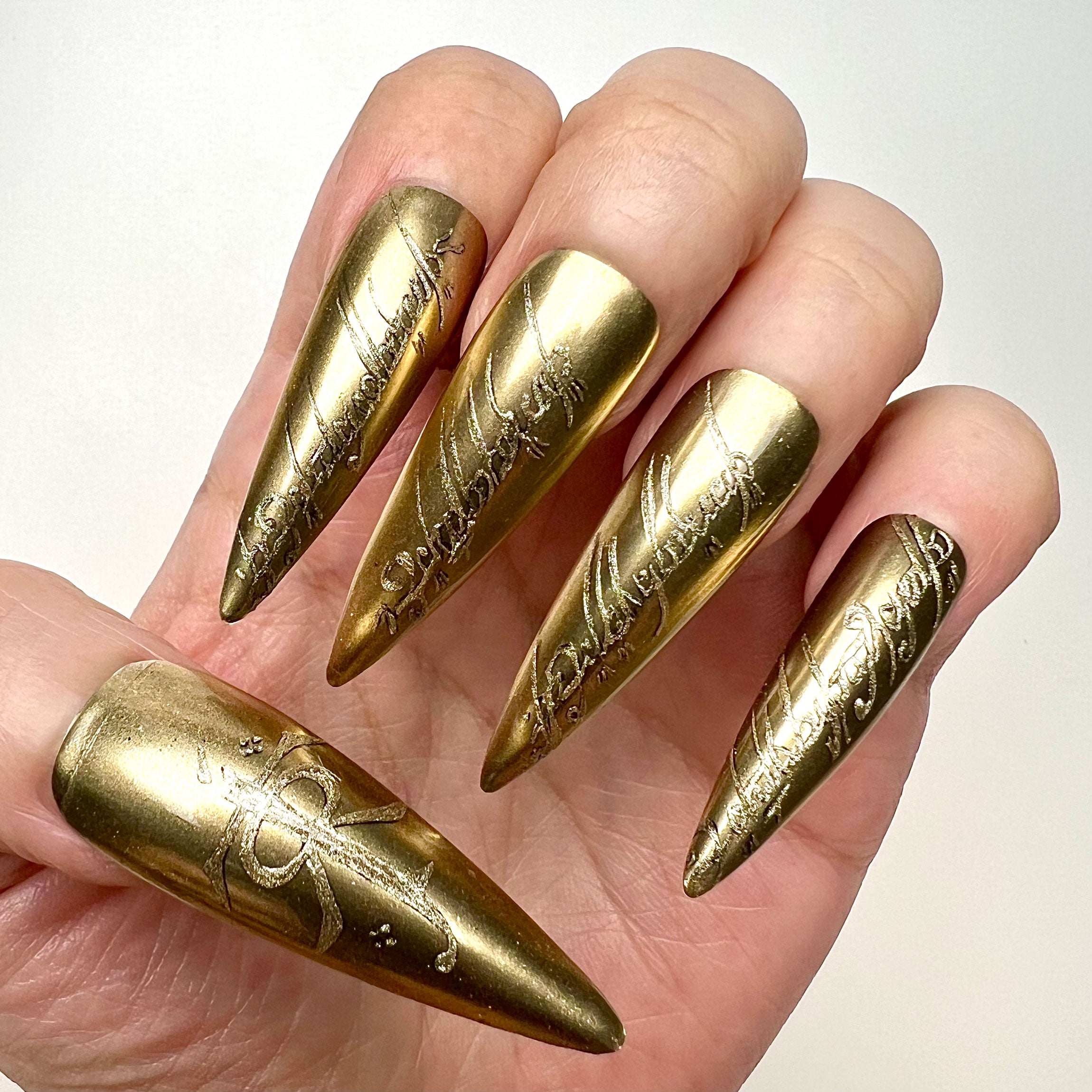 The One Ring Inspired Press On Nails – Lord of the Rings Golden Inscription Set